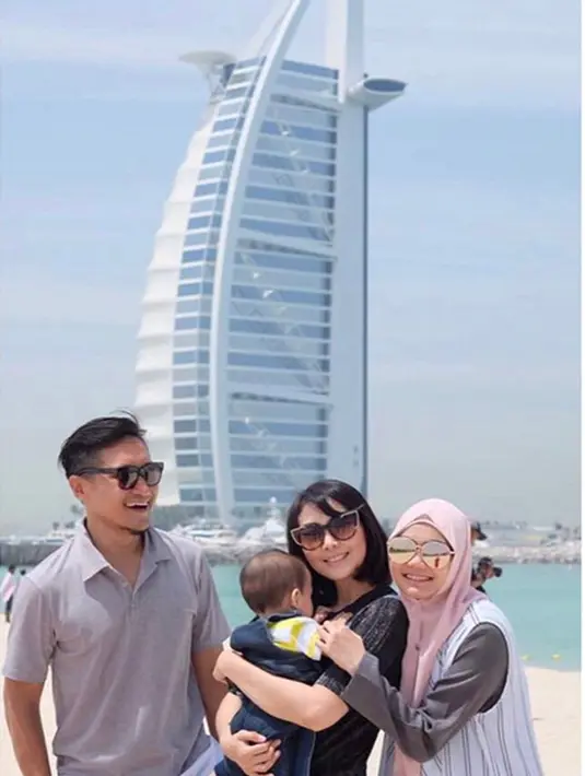 "Dia (Arie) kapok lewat darat, soalnya kita pernah kejebak kemacetan pas mau nyebrang di Merak,  dan itu jam 12 siang kita masih di Merak. Ya sudah  akhirnya lewat udara," papar Fenita. (Instagram/fenitarie)