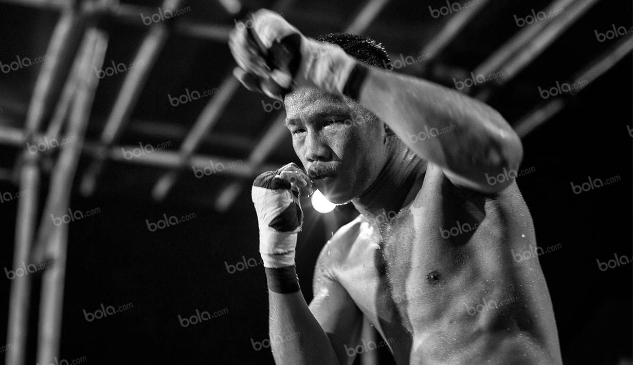 Petinju Indonesia, Daud Yordan, memantapkan persiapan jelang laga melawan petinju Argentina, Cristian Rafael Coria dengan latih tanding melawan Jansen Hebi Marapu di Hotel Veranda, Jakarta, Kamis (19/5/2016). (Bola.com/Vitalis Yogi Trisna)