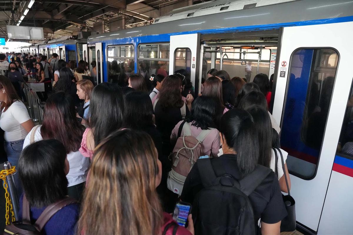 FOTO: Penumpang MRT Membludak Dampak Krisis BBM di Filipina