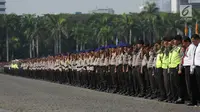 Personel Polri dan TNI menggelar apel gabungan Penyelenggara Pemilu 2019 di Lapangan Monas, Jakarta, Selasa (18/9). Apel Mantap Brata 2018 ini dihadiri Kapolri Jenderal Tito Karnavian dan Panglima TNI Marsekal Hadi Tjahjanto. (Merdeka.com/Imam Buhori)