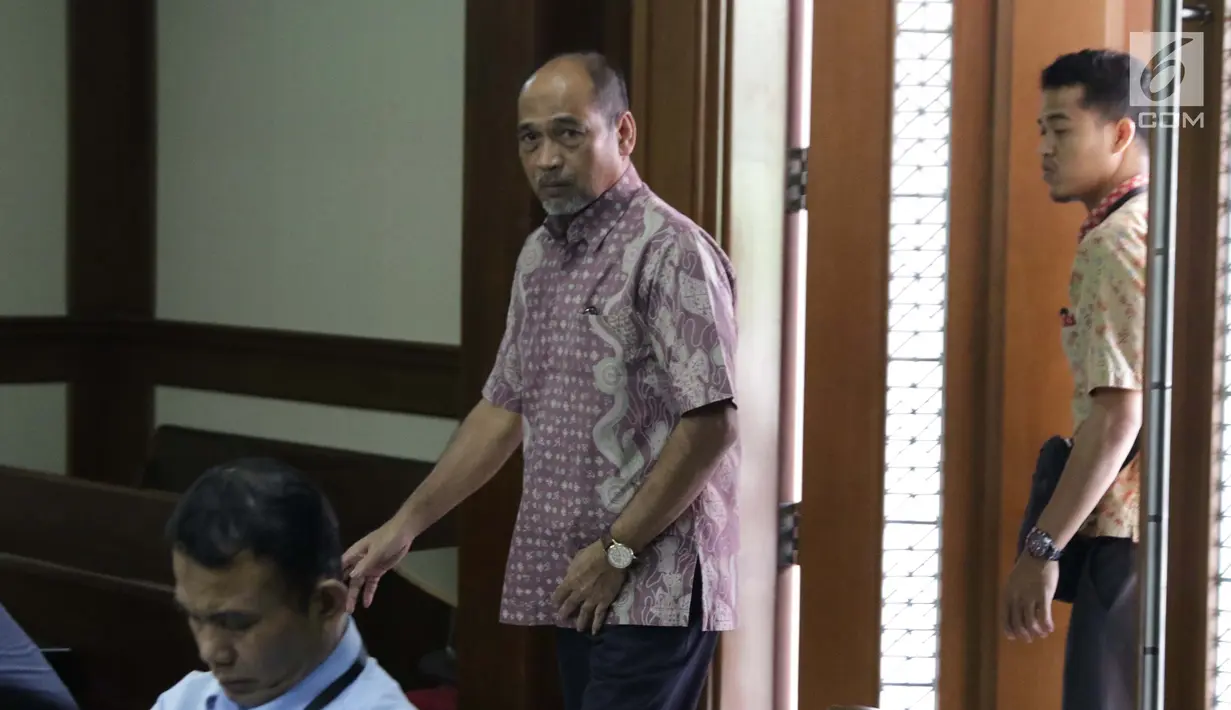 Terdakwa kasus suap dana hibah Kemenpora pada KONI yang juga Deputi IV Kemenpora Mulyana usai sidang pembacaan nota pembelaan di Pengadilan Tipikor, Jakarta, Kamis (29/8/2019). Sebelumnya, JPU KIPK menuntut Mulyana dengan hukuman 7 tahun dan denda Rp200 juta. (Liputan6.com/Helmi Fithriansyah)