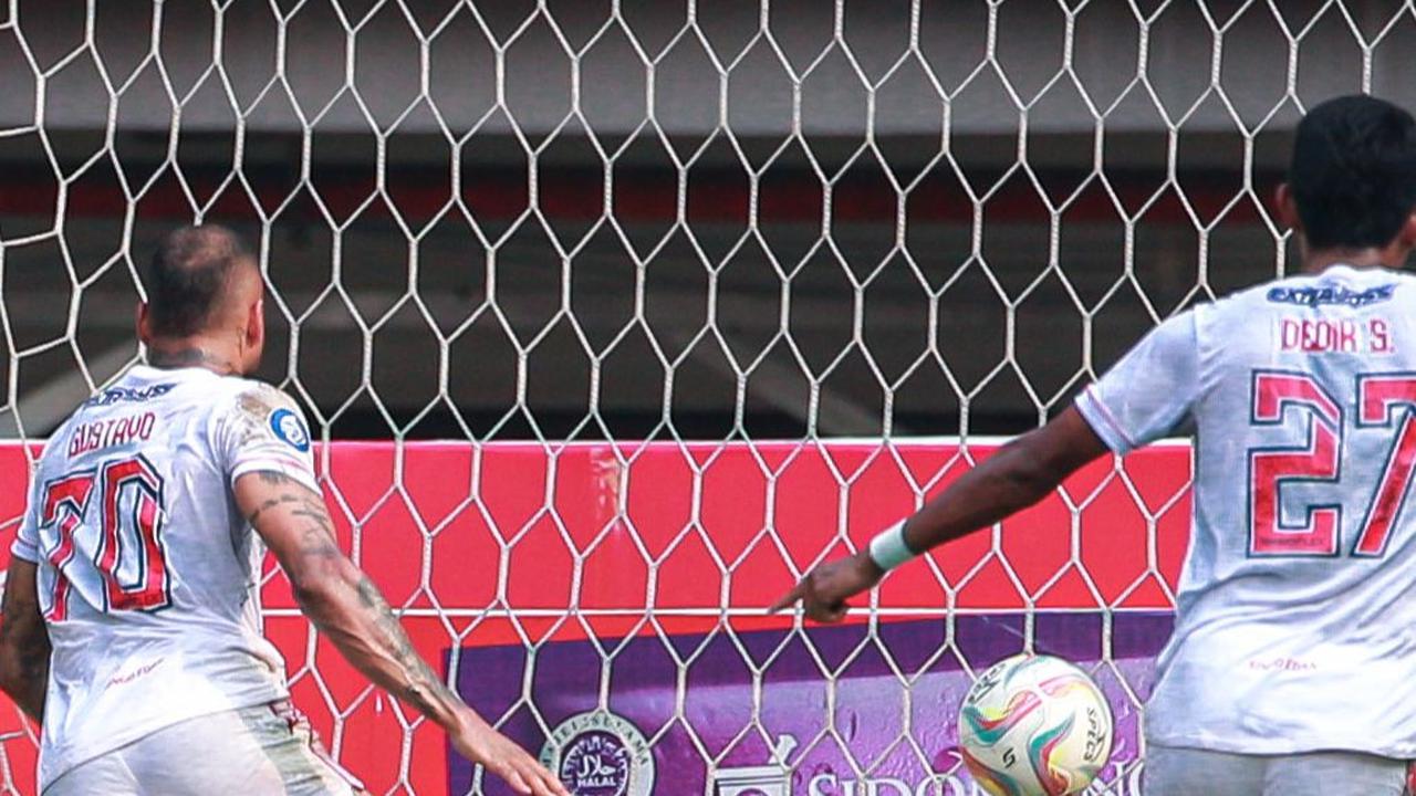 Kemelut yang terjadi di depan gawang Persija Jakarta saat pemain Arema FC, Gustavo Almeida Dos Santos mencetak gol penyeimbang 1-1 pada menit 38.