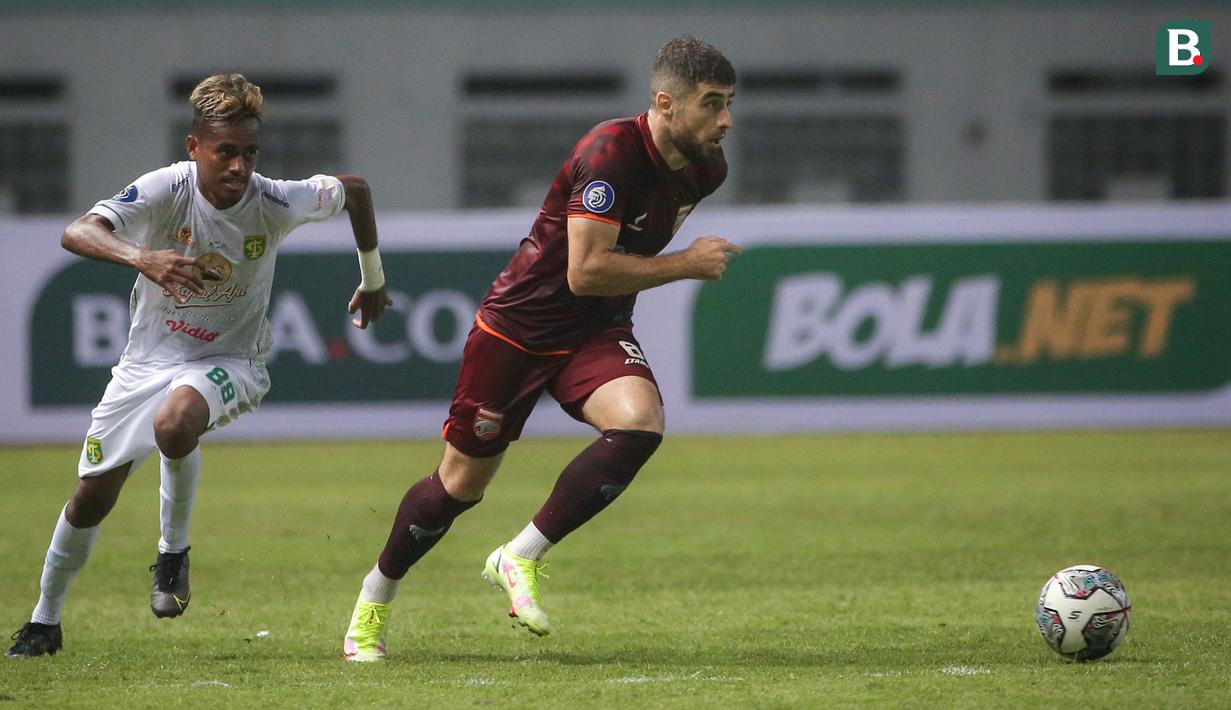 Nurriddin Davronov (kanan) resmi keluar dari skuat Borneo FC pada 12 Desember 2021 lalu. Gelandang asal Tajikistan tersebut saat ini telah bergabung bersama klub yang berjuluk Pendekar Cisadane, Persita Tangerang. (Bola.com/Bagaskara Lazuardi)