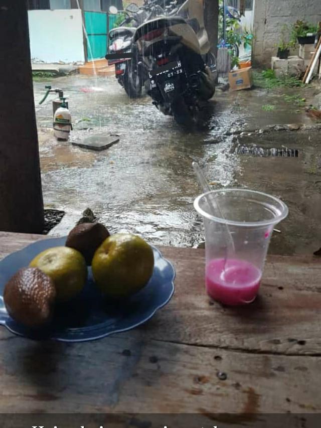 6 Status Kocak di WhatsApp saat Hujan, Bikin Gagal Sendu