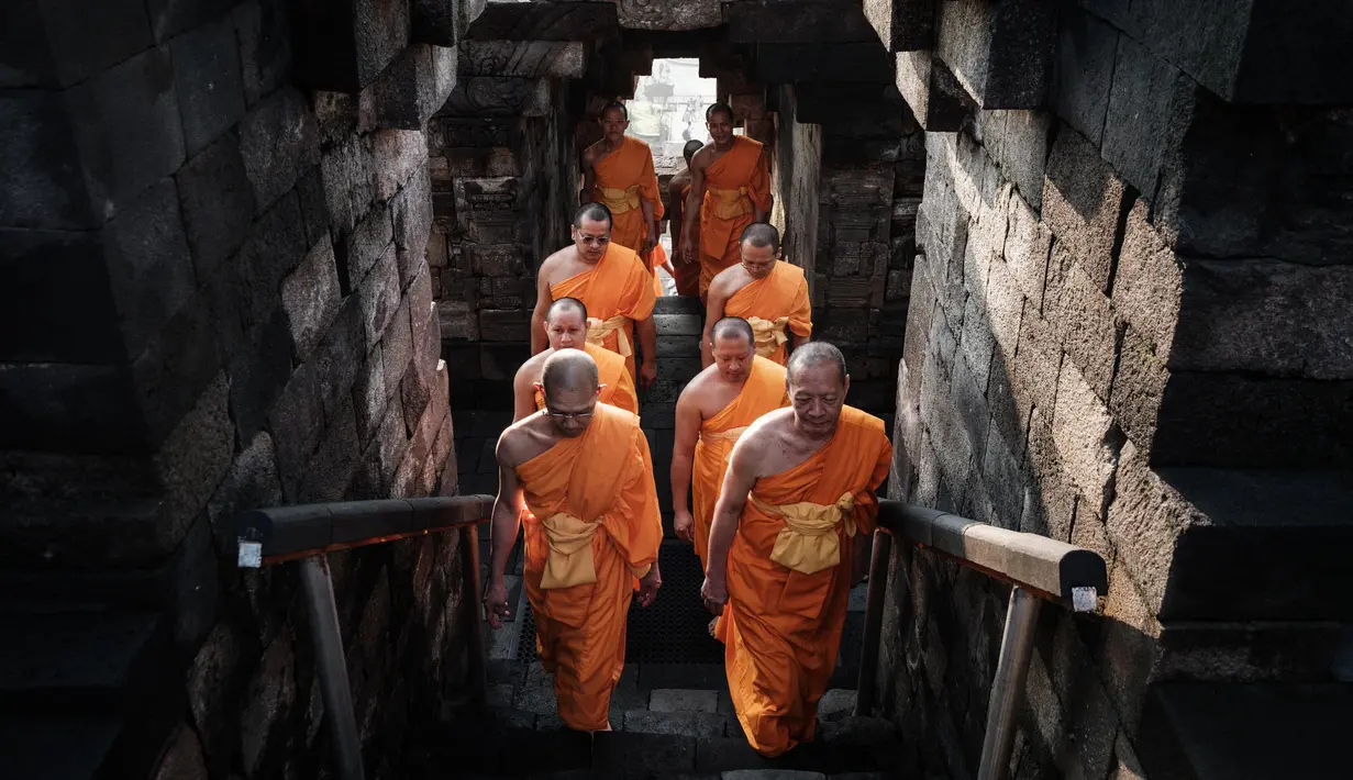 Setelah itu, puluhan biksu tersebut melakukan pradaksina atau mengelilingi puncak Candi Borobudur sebanyak tiga kali searah jarum jam. (YASUYOSHI CHIBA/AFP)