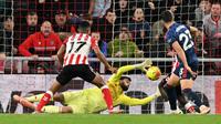 Kiper Arsenal asal Spanyol, David Raya, melakukan penyelamatan gemilang dalam pertandingan Liga Inggris antara Sunderland dan Arsenal di Stadium of Light, Sunderland, Inggris timur laut, pada 8 November 2025. (Oli SCARFF/AFP)