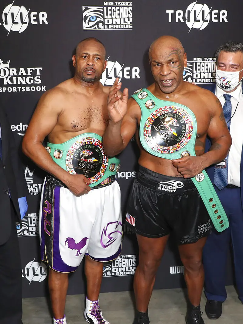 FOTO: Duel Mike Tyson Vs Roy Jones Jr Berakhir Tanpa Pemenang