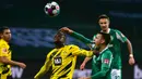 Gelandang Werder Bremen, Maximilian Eggestein (kanan), berebut bola dengan striker Borussia Dortmund, Youssoufa Moukoko, dalam laga lanjutan Bundesliga Liga Jerman 2020/21 pekan ke-12 di Weserstadion, Bremen, Selasa (15/12/2020). Bremen kalah 1-2 dari Dortmund. (AFP/Patrik Stollarz/Pool).