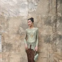 Dalam unggahan terbarunya, sang aktris tampil memesona mengenakan kebaya korset rancangan @fadlan_indonesia, hasil penataan apik dari fashion stylist @untungadaaji. [@miktambayong].