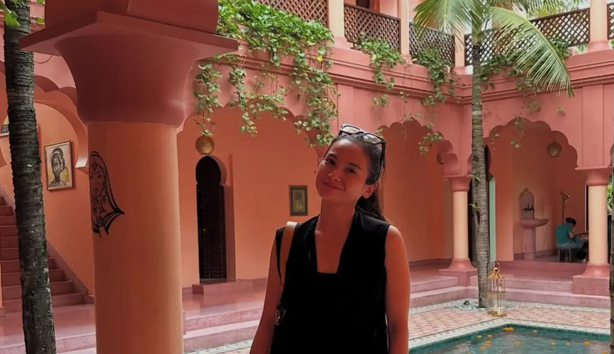 Acha mengenakan atasan sleeveless hitam dipadukan short pants denim. Ia mengenakan flat shoes pink dari Dior. [@septriasaacha]