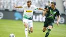 Gelandang Borussia Monchengladbach, Christoph Kramer, berebut bola dengan bek Wolfsburg, Yannick Gerhardt, pada laga lanjutan Bundesliga di Borussia Park Stadium, Rabu (17/6/2020) dini hari WIB. Monchengladbach menang telak 3-0 atas Wolfsburg.(AFP/Thilo Schmuelgen/pool)