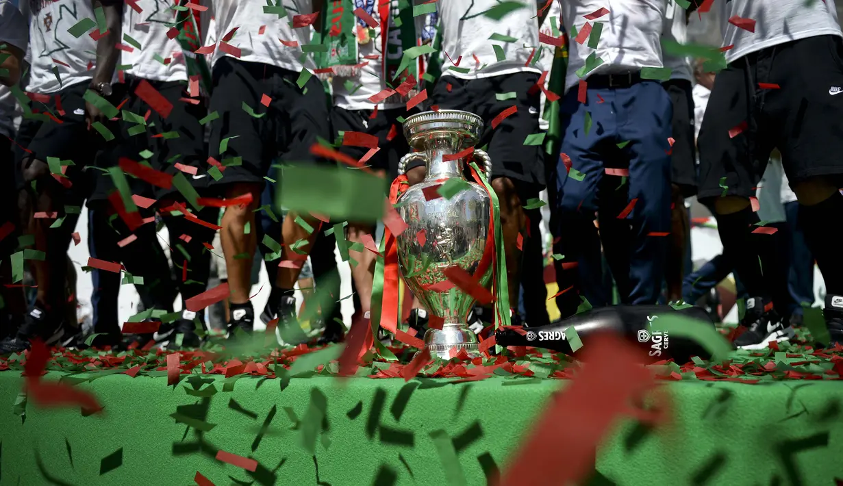Para pemain Portugal menari dan berpesta dengan trofi Piala Eropa 2016 di Alameda square, Lisbon Portugal, (11/7/2016). (AFP/Patricia De Melo Moreira)