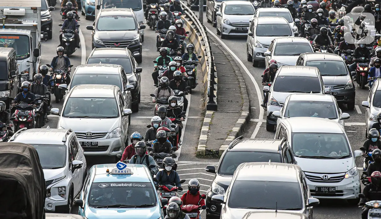 Sejumlah kendaraan bermotor terjebak kemacetan di Jalan K.H. Abdullah Syafei, Jakarta, Jumat (22/7/2022). Tim Pembina Samsat Nasional akan menghapus data kendaraan yang tak membayar pajak selama dua tahun. (Liputan6.com/Faizal Fanani)