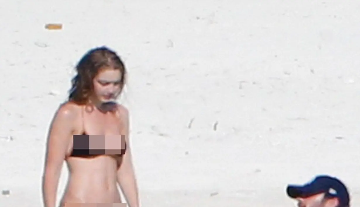 Berbagai momen kemesraan mereka juga berhasil diabadikan oleh kamera paparazi. Ya, seperti pasangan pengantin baru Zayn Malik dan Gigi Hadid terlihat saling mesra dan tidak ingin lepas. (Dailymail/Bintang.com)