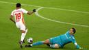 Gelandang RB Leipzig, Christopher Nkunku, melewati kiper Bayern Munich, Manuel Neuer, untuk mencetak gol pertama RB Leipzig dalam laga lanjutan Liga Jerman pekan ke-10 di Allianz Arena, Sabtu (5/12/2020). RB Leipzig bermain imbang 3-3 dengan Bayern Munich. (AFP/Alexander Hassenstein/Pool)