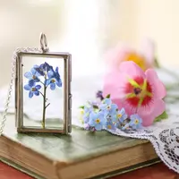 Bila perhiasan terbuat dari sebagian tumbuhan hidup, seolah jiwa menyatu dengan alam.