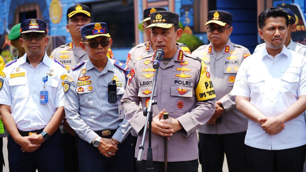Tinjau Terminal Purabaya, Kapolri ke Sopir Bus: Hati-Hati dan Jaga Keselamatan Pemudik