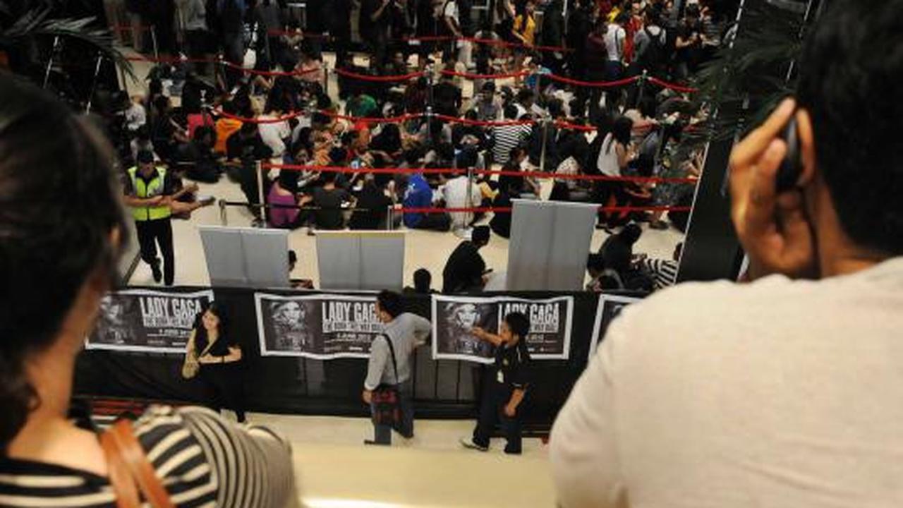 Ratusan penggemar antre beli tiket Lady Gaga