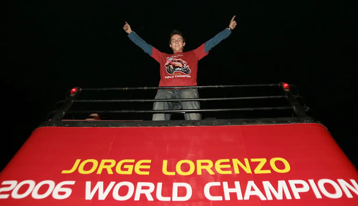 Jorge Lorenzo merayakan gelar juara dunia 250cc dalam sebuah parade di Palma de Mallorca, Spanyol, (30/10//2006). (AFP Photo/Jaime Reina)