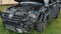 Mobil Bupati Luwu Utara Andi Abdullah Rahim, mengalami kecelakaan tunggal di Jalan Trans Sulawesi, tepatnya di Kelurahan Sabe, Kecamatan Belopa, Kabupaten Luwu, Sulawesi Selatan, Kamis (10/4/2025) sekitar pukul 04.30 Wita. (Liputan6.com/ Fauzan)