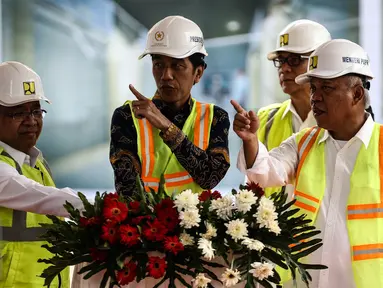 Presiden Joko Widodo (Jokowi) didampingi Mensesneg Pratikno menekan tombol sirine sebagai tanda dimulainya pengecoran akhir atap atau topping off Rusun Atlet Asian Games XVIII di Kemayoran, Jakarta, Kamis (29/12). (Liputan6.com/Faizal Fanani)