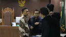 Terdakwa korupsi pembangunan gedung IPDN Budi Rachmat Kuniawan (kiri) saat sidang putusan di Pengadilan Tipikor, Jakarta, Jumat (26/7/2019). Mantan GM Divisi Gedung PT Hutama Karya (HK) itu dihukum 5 tahun penjara, denda Rp 300 juta subsider 3 bulan kurungan. (Liputan6.com/Helmi Fithriansyah)