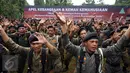 Anggota Banser NU bernyanyi jelang mengikuti Apel Kebangsaan di Perkemahan Ragunan, Jakarta, Selasa (18/4). Apel ini bertema Memperteguh Semangat Kebangsaan, Membawa Khazanah Islam untuk Perdamaian Dunia. (Liputan6.com/Helmi Fithriansyah)