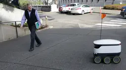Sebuah  robot pengirim barang selama demonstrasi di luar Washington Capitol di Olympia,, 28 Januari 2019. Anggota parlemen sedang mempertimbangkan undang-undang pengaturan yang akan memungkinkan pengiriman robot di pinggir jalan. (AP/Rachel La Corte)