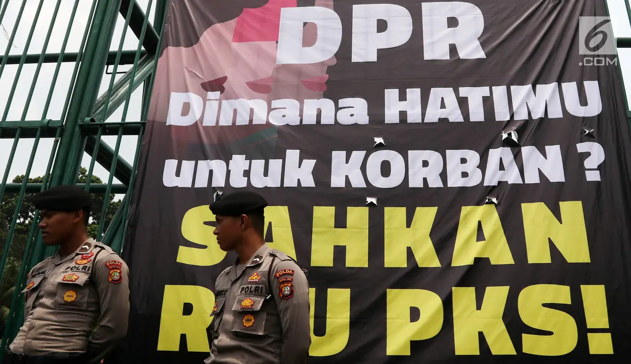 Polisi mengamankan aksi massa Kolaborasi Nasional di depan Gedung DPR/MPR, Jakarta, Selasa (17/9/2019). Massa yang mayoritas kaum hawa mendesak DPR segera mengesahkan Rancangan Undang-Undang (RUU) Penghapusan Kekerasan Seksual (PKS). (Liputan6.com/JohanTallo)