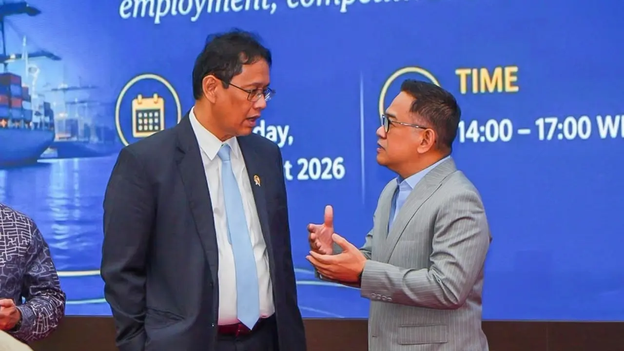 Menteri Keuangan Purbaya Yudhi Sadewa dan Direktur Utama PT Krakatau Steel (Persero) Tbk Akbar Djohan.