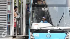 Seorang penumpang hendak menaiki bus Transjakarta di Halte Juanda, Jakarta, Sabtu (19/11). Transjakarta lakukan penambahan jam layanan operasional hingga pukul 23.00 untuk penuhi kebutuhan aktivitas masyarakat di malam hari. (Liptan6.com/Yoppy Renato)