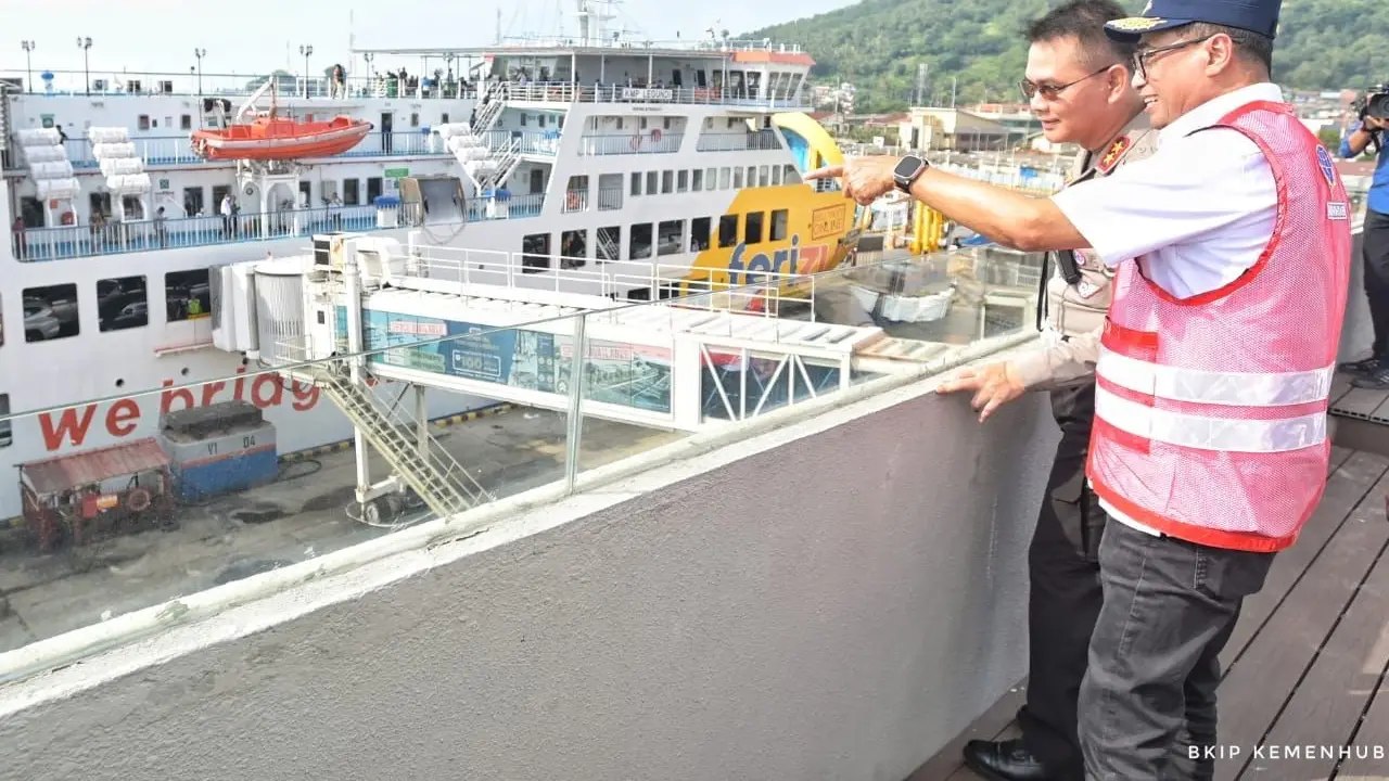 Menteri Perhubungan Budi Karya Sumadi meninjau Pelabuhan Merak – Bakauheni, Sabtu (24/12/2022). Dalam tinjauan ini Menhub meminta PT ASDP Indonesia Ferry mengantisipasi potensi gangguan cuaca. (Dok Kemenhub)
