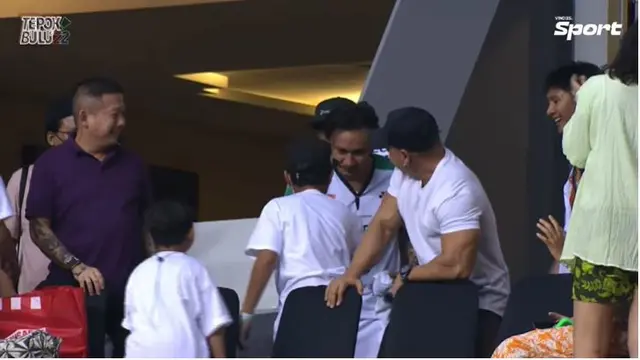 6 Momen Manis Vincent Rompies Menghampiri Keluarga Usai Menang Lawan Bung Jebret
