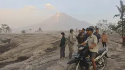 Penduduk desa memeriksa daerah yang terkena dampak letusan Gunung Semeru di desa Kajar Kuning di Lumajang, Jawa Timur, Indonesia, Senin, 5 Desember 2022. Gunung berapi tertinggi di Indonesia pada hari ini Senin (5/12/2022), masih mengeluarkan awan panas guguran dengan amplitudo 25 mm dan lama gempa 386 detik. (AP Photo/Imanuel Yoga)