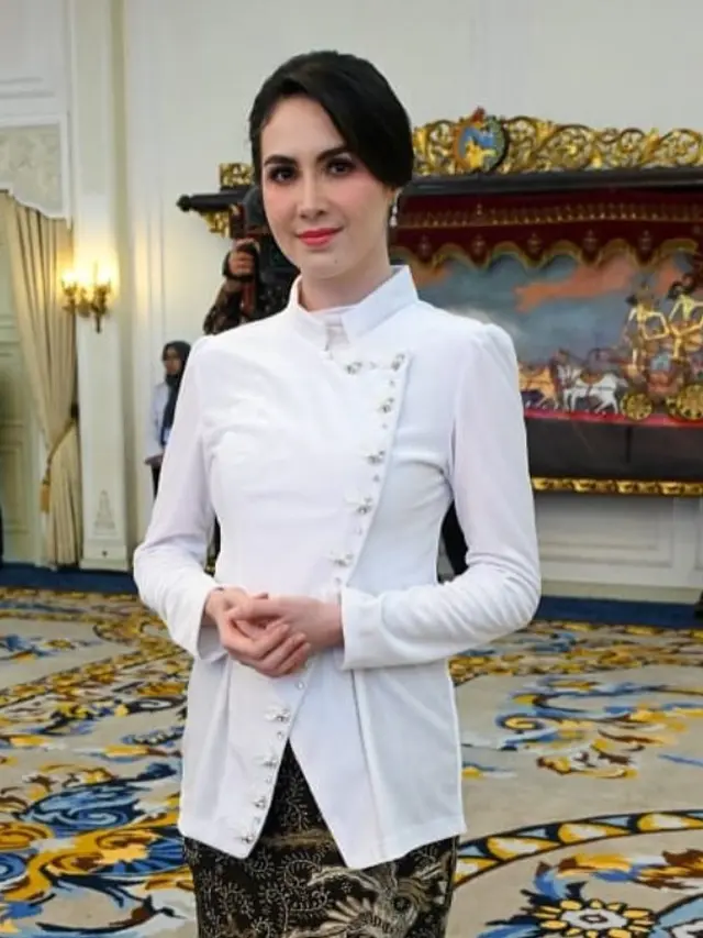 Inspirasi Outfit Ibu Pejabat ala Arumi Bachsin