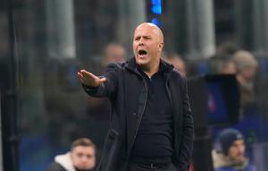 Pelatih Liverpool, Arne Slot, memberikan instruksi dalam laga Liga Champions melawan Inter Milan di Milan, Italia, Rabu, (10/12/2025). (AP Photo/Luca Bruno)