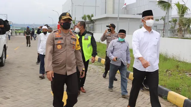 Gubernur Jawa Tengah Ganjar Pranowo dan Kapolda Jateng Irjen Pol Ahmad Luthfie menjemput jenazah Habib Ja'far al Kaff di Bandara A Yani, Semarang. (Foto: Liputan6.com/Polda Jateng)