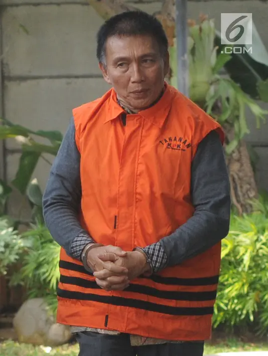Bendahara Umum KONI Jhonny E Awuy tiba di Gedung KPK, Jakarta, Senin (7/1). Jhonny tiba dengan memakai rompi tahanan dan tangan diborgol. (Merdeka.com/Dwi Narwoko)