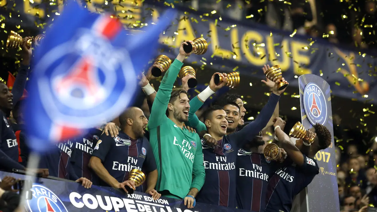 Pemain Paris Saint-Germain (PSG) merayakan kemenangan atas Monaco pada final Piala Liga Prancis. 