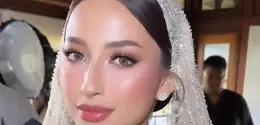 penampilan Jennifer Coppen juga sukses mencuri perhatian berkat riasan pengantin yang memancarkan kecantikan elegan dan anggun. [@rhay_david].