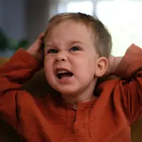 Ketika anak tak mampu mengungkapkan apa yang mereka rasakan lewat kata-kata, tubuh mereka mengambil alih. [Dok/freepik.com]