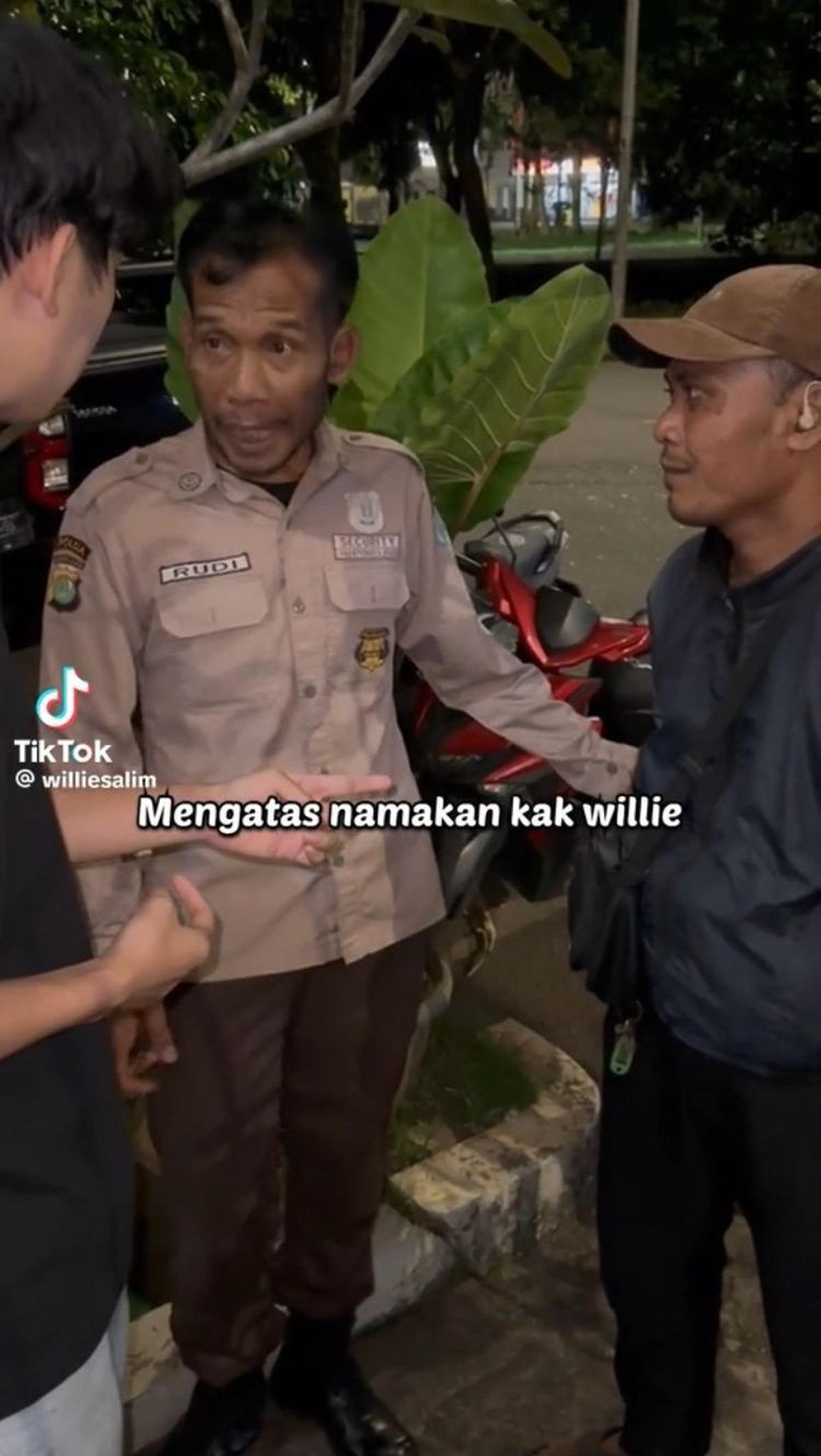 Awalnya, satpam kompleknya datang bersama seorang pria ke rumah Willie Salim. Ia mengatakan jika pria ini baru saja menjadi korban penipuan yang mengatasnamakan Willie Salim.