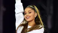 Taka hanya itu, ia pun menggelar konser amal yang menghasilkan uang sebanyak 3 juta poundsterling atau setara dengan Rp 50 miliar. Setelah acara itu, Ariana pun mendapat gelar kehormatan. (AFP/Bintang.com)