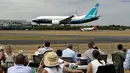 Penonton menyaksikan Boeing 737 mendarat setelah pertunjukan terbang di Farnborough Airshow, Inggris, Senin (16/7). (AP Photo/Matt Dunham)