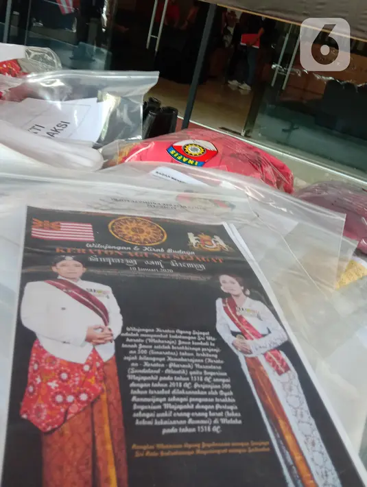 Barang bukti kasus Keraton Agung Sejagat dihadirkan dalam konferensi pers di Polda Jawa Tengah, Semarang, Rabu (15/1/2020). Barang bukti yang disita di antaranya kartu identitas hingga dokumen palsu kartu anggota Keraton Agung Sejagat. (Liputan6.com/Gholib)