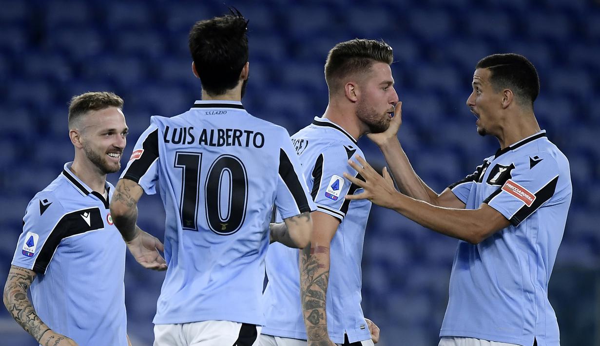 Pemain Lazio merayakan gol yang dicetak Sergej Milinkovic-Savic ke gawang Cagliari pada laga lanjutan Serie A pekan ke-35 di Stadio Olimpico, Jumat (24/7/2020) dini hari WIB. Lazio menang 2-1 atas Cagliari. (AFP/Filippo Monteforte)