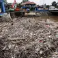 Sampah kiriman di Sungai Ciliwung menumpuk di Pintu Air Manggarai, Jakarta, Senin (12/11). Hujan deras yang mengguyur pada Minggu malam membuat sampah yang terbawa arus Kali Ciliwung menutupi Pintu Air Manggarai. (Liputan6.com/Fery Pradolo)