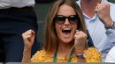 Kim Sears bersorak kegirangan saat suaminya Andy Murray berhasil mengalahkan petenis Kanada, Milos Raonic pada tunggal putra Wimbledon Championships 2016 di The All England Lawn Tennis Club,  Wimbledon, London, (10/7/2016). (AFP/POOL/Andrew Coudridge)