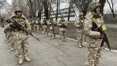 Pasukan penjaga perdamaian Organisasi Perjanjian Keamanan Kolektif bersiap untuk menjaga sebuah daerah di Almaty, Kazakhstan (11/1/2022). Presiden Kazakhstan telah mengumumkan bahwa keamanan yang dipimpin Rusia aliansi akan mulai menarik pasukannya. (Russian Defense Ministry Press Service via AP)