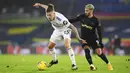 Gelandang Leeds United, Kalvin Phillips (kiri) membawa bola dari kawalan penyerang West Ham, Said Banrahma pada pertandingan lanjutan Liga Inggris di stadion Elland Road di Leeds, Inggris, Sabtu (12/12/2020). West Ham menang tipis atas Leeds United 2-1. (Gareth Copley, Pool via AP)
